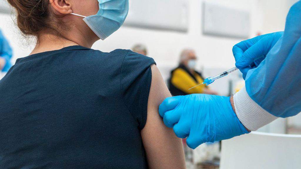medico somministra un vaccino
