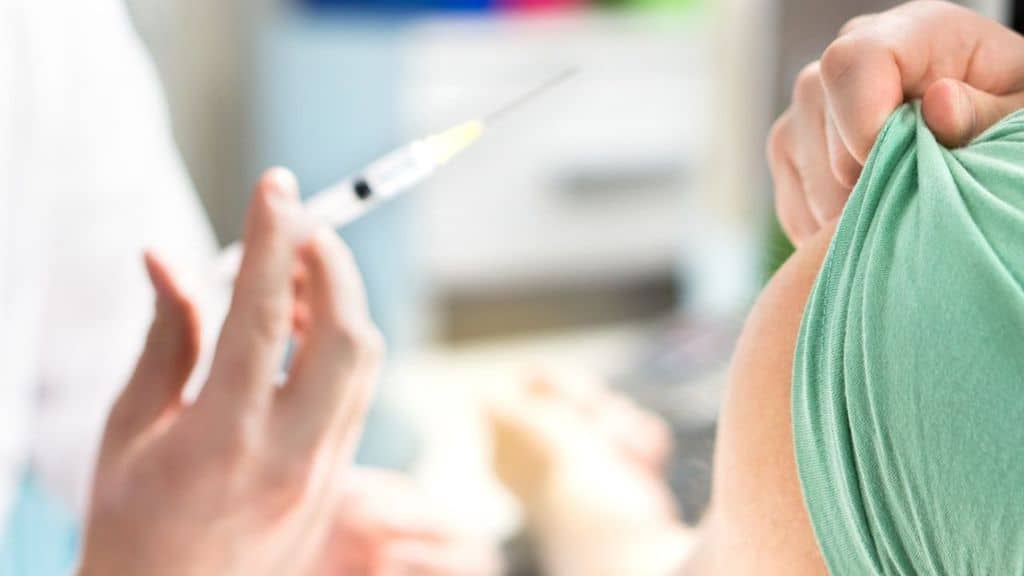 Vaccino e vacanze: quanto protegge la prima dose e per quanto tempo si è immuni prima del richiamo