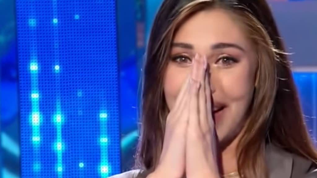 Belen mostra il gesto di Santiago per Luna Mari