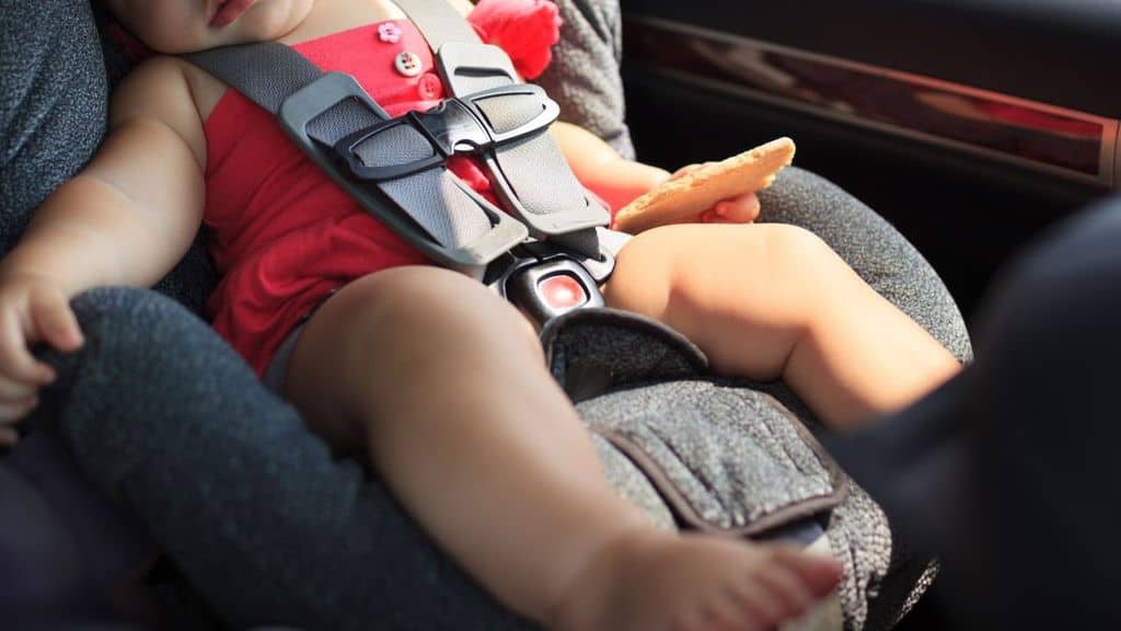 Bimba di 2 anni dimenticata in auto per ore: morta