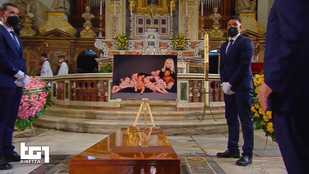 Iniziato il funerale di Raffaella Carra