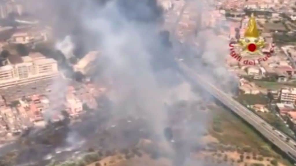 incendio a Catania. Chiuso aeroporto