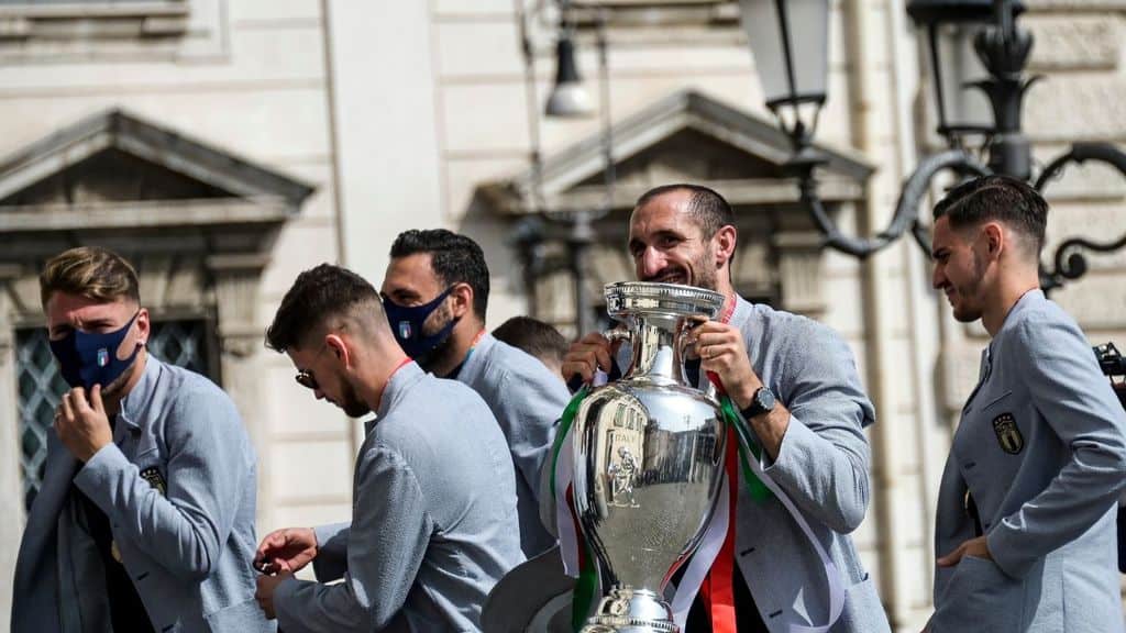 Chiellini dedica la vittoria a Davide Astori: “Avremmo voluto fosse con noi”. Grande commozione al Quirinale