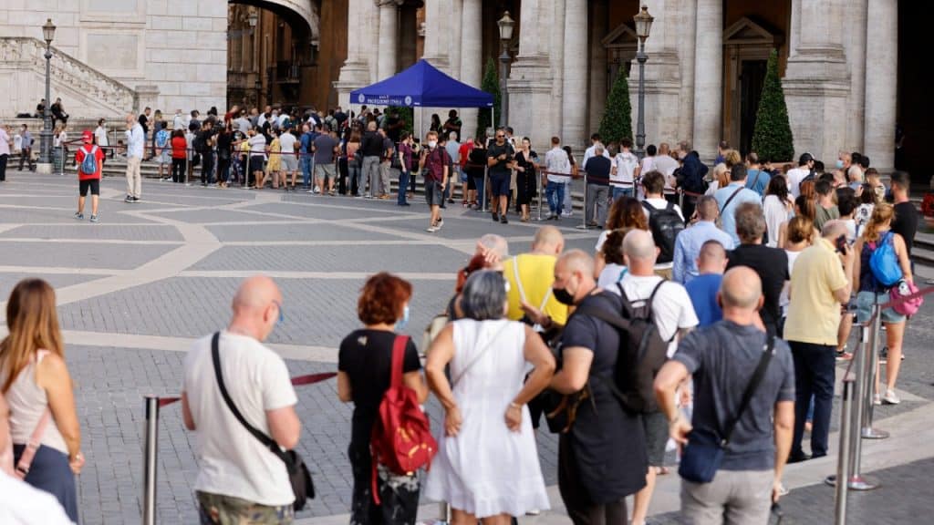 folla alla camera ardente di raffaella carrà