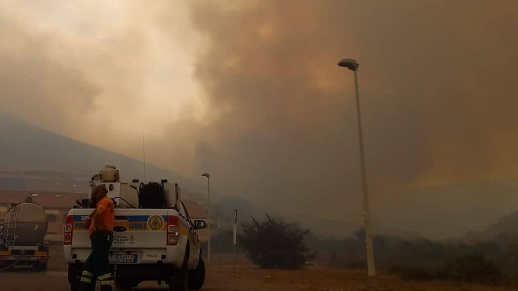 Disastro incendi in Sardegna, a fuoco l’Ogliastra. Legambiente: “Ci piange il cuore, perdita naturalistica inestimabile”