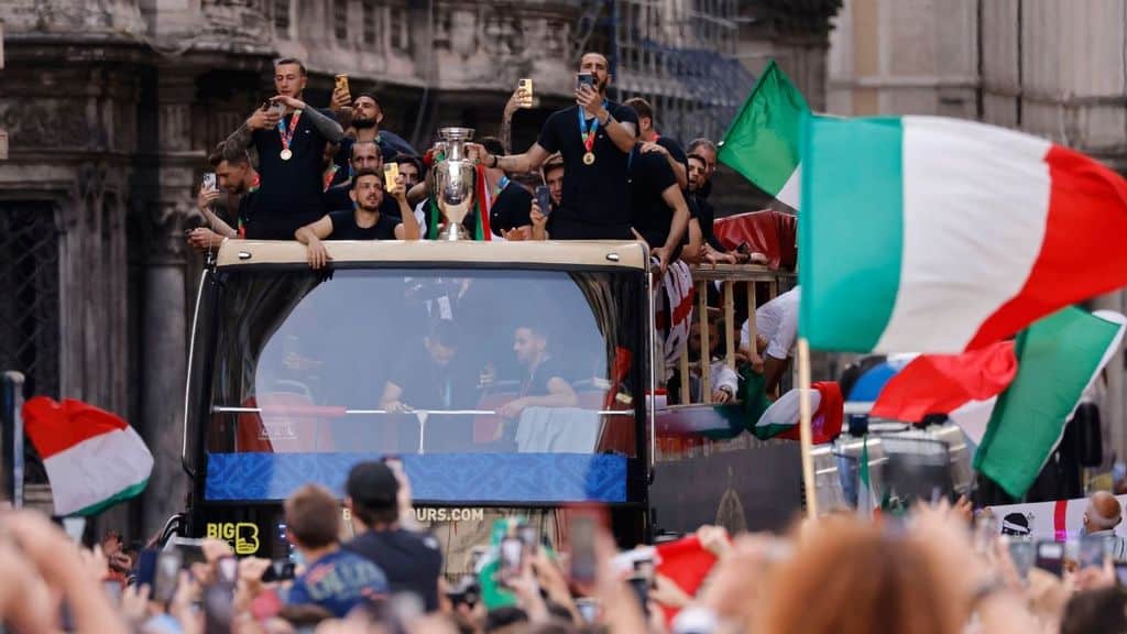 polemica per il giro in bus scoperto della nazionale dopo euro 2020