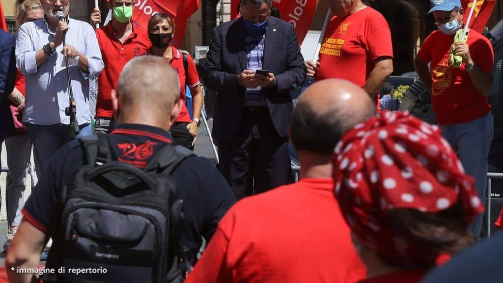 Firenze, 422 lavoratori licenziati con una mail. Insorgono politica e sindacati, Orlando: “Inaccettabile”