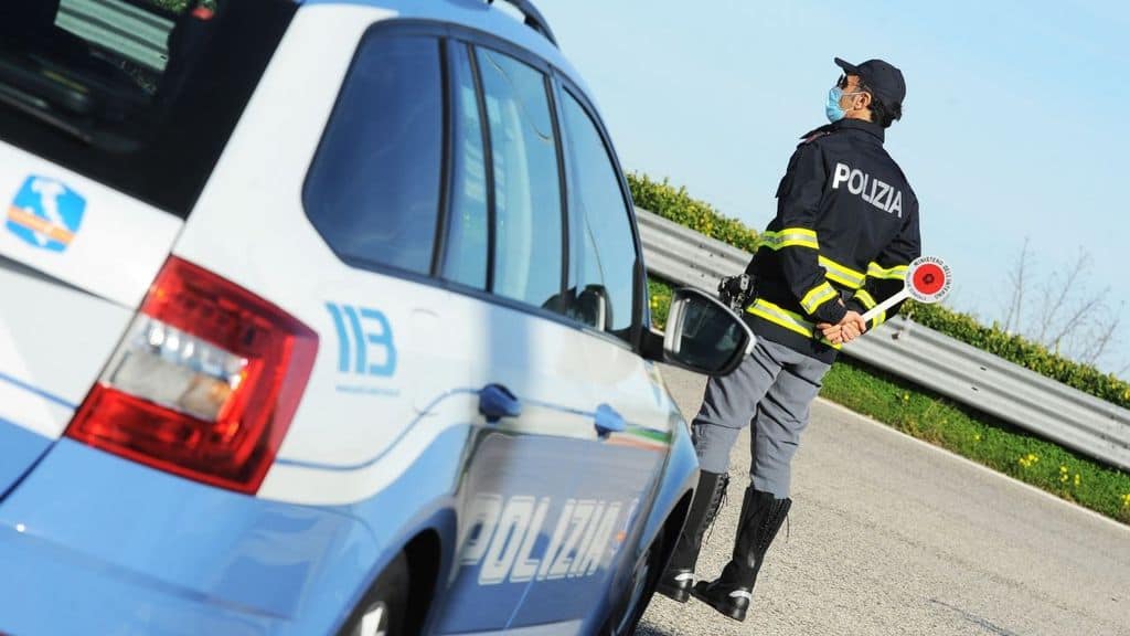 rapisce e violenta l'ex in auostrada: salvata dalla polizia stradale