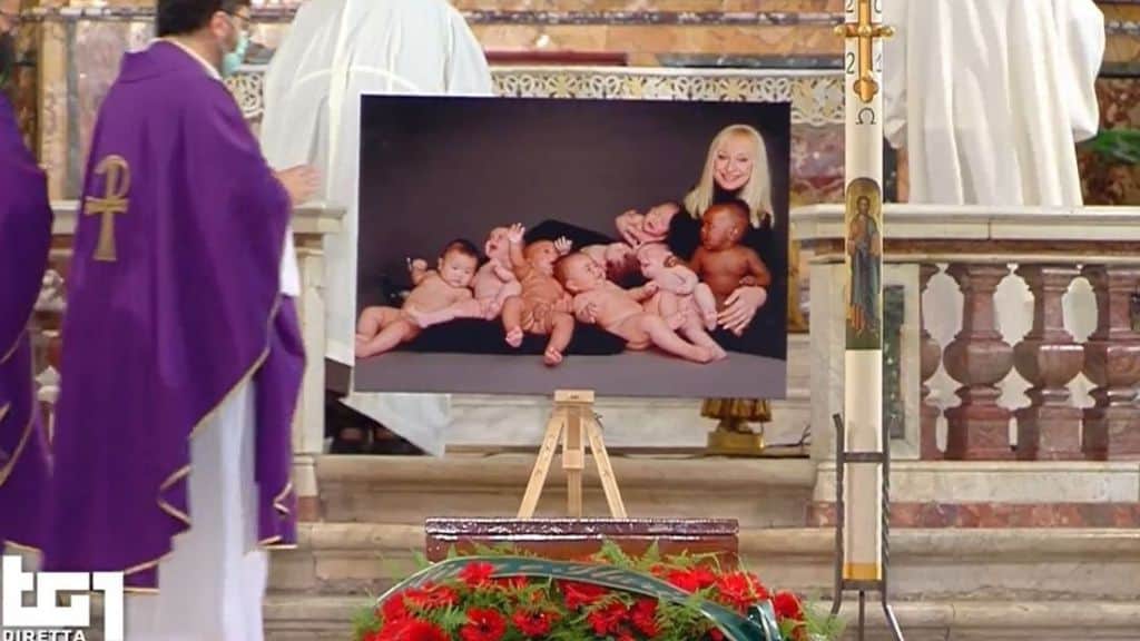 Funerale Raffaella Carrà: l'ultimo saluto a Padre Pio