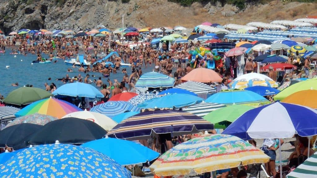 Adesca due minorenni in spiaggia