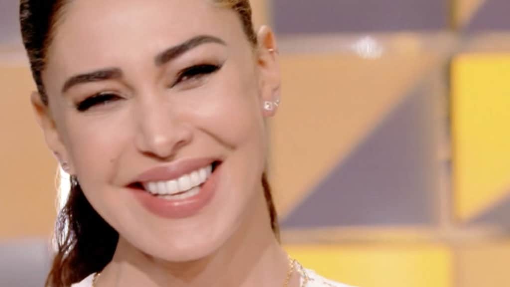 Belen, la prima foto in costume dopo la nascita della figlia