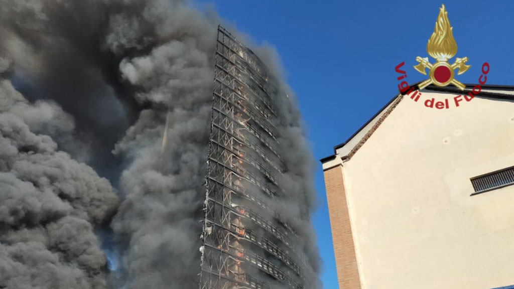 incendio in un palazzo a Milano