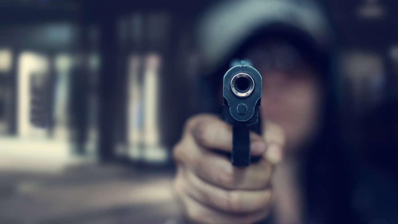 uomo con la pistola