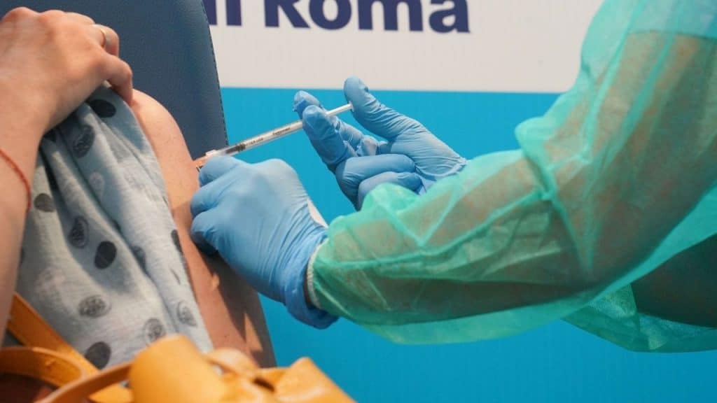 richiamo e terza dose vaccini, aifa chiarisce