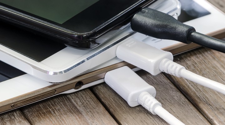 caricabatterie universale per ridurre i rifiuti elettronici