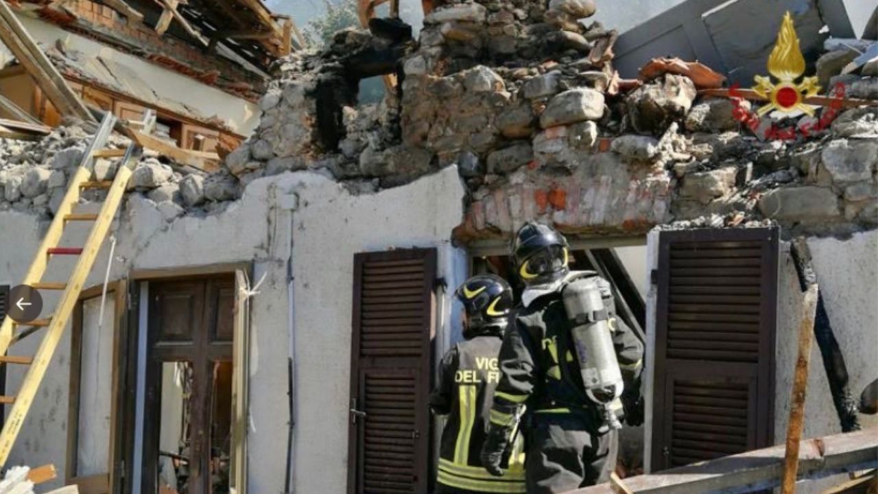 crolla una palazzina a due piani: c'è un morto