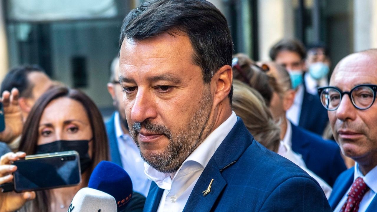 matteo salvini, polemica per un video di atti osceni sui suoi profili social