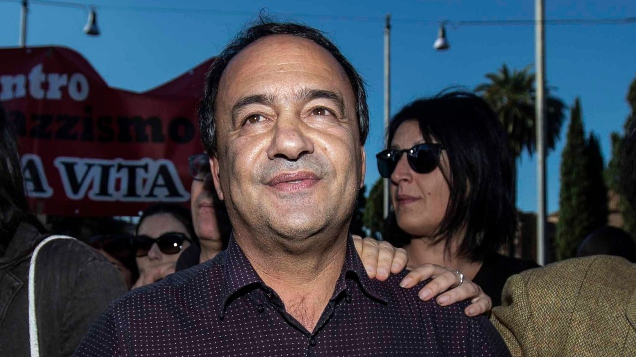 mimmo lucano manifestazione riace