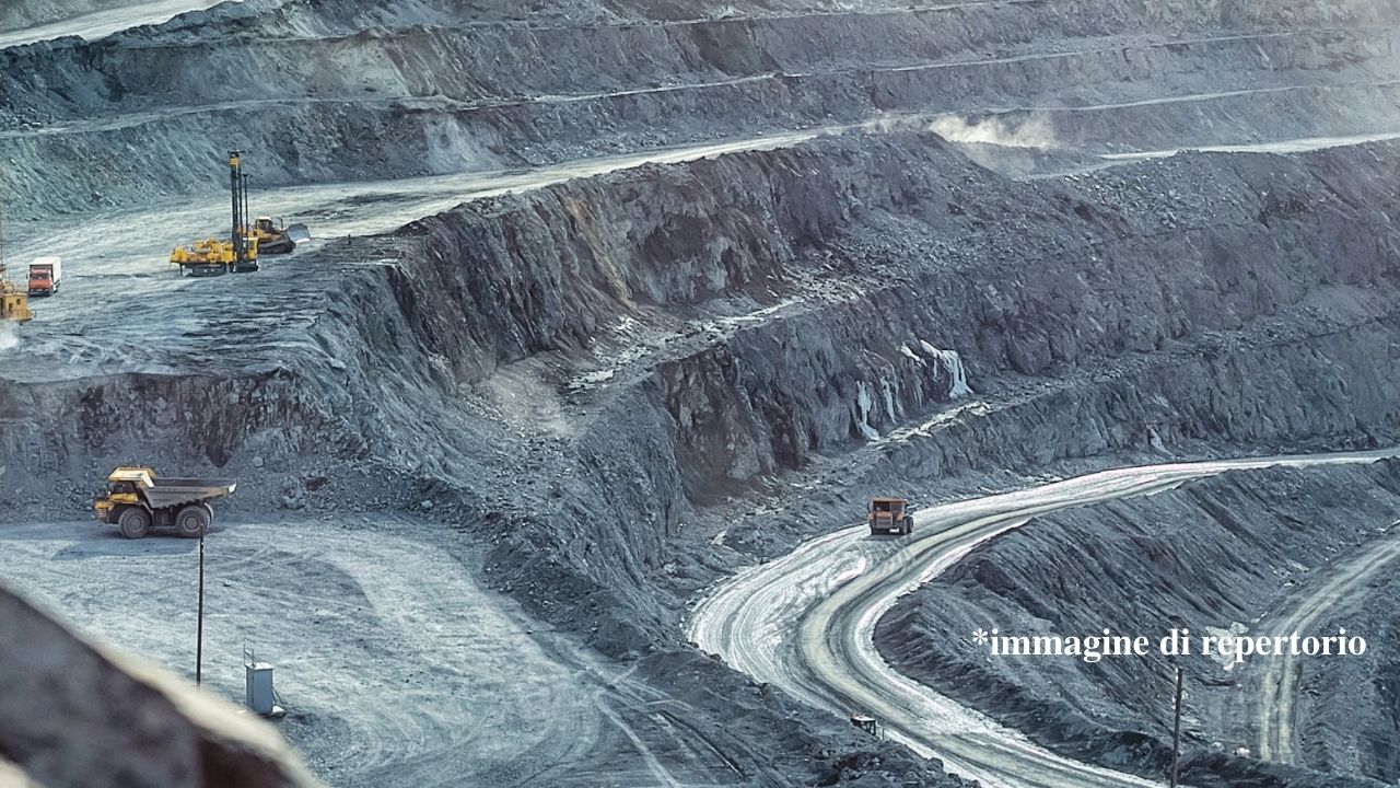 39 minatori intrappolati sotto terra