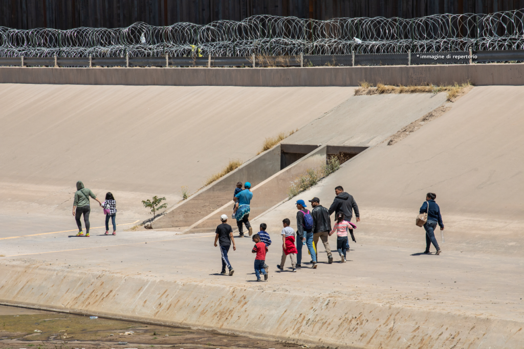 Agenti usano la frusta sui migranti che provano a passare il confine con il Messico. Il video Agenti usano la frusta sui migranti che provano a passare il confine con il Messico. Il video