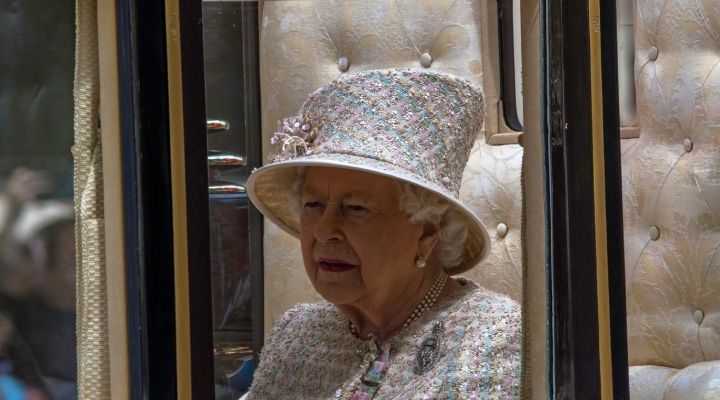 Regina Elisabetta cancella viaggio in Irlanda per motivi di salute