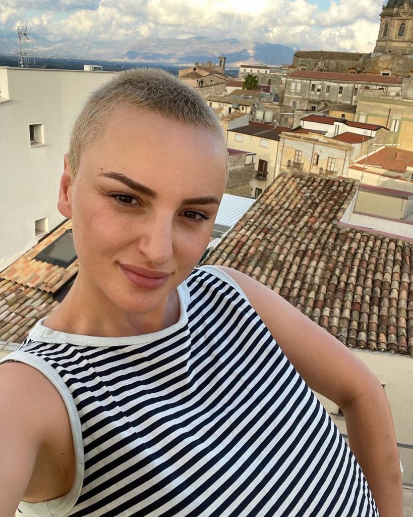 Chi è Arisa, dall’esordio a Sanremo fino a Ballando con le stelle: biografia, carriera e amori della cantante Chi è Arisa, dall’esordio a Sanremo fino a Ballando con le stelle: biografia, carriera e amori della cantante