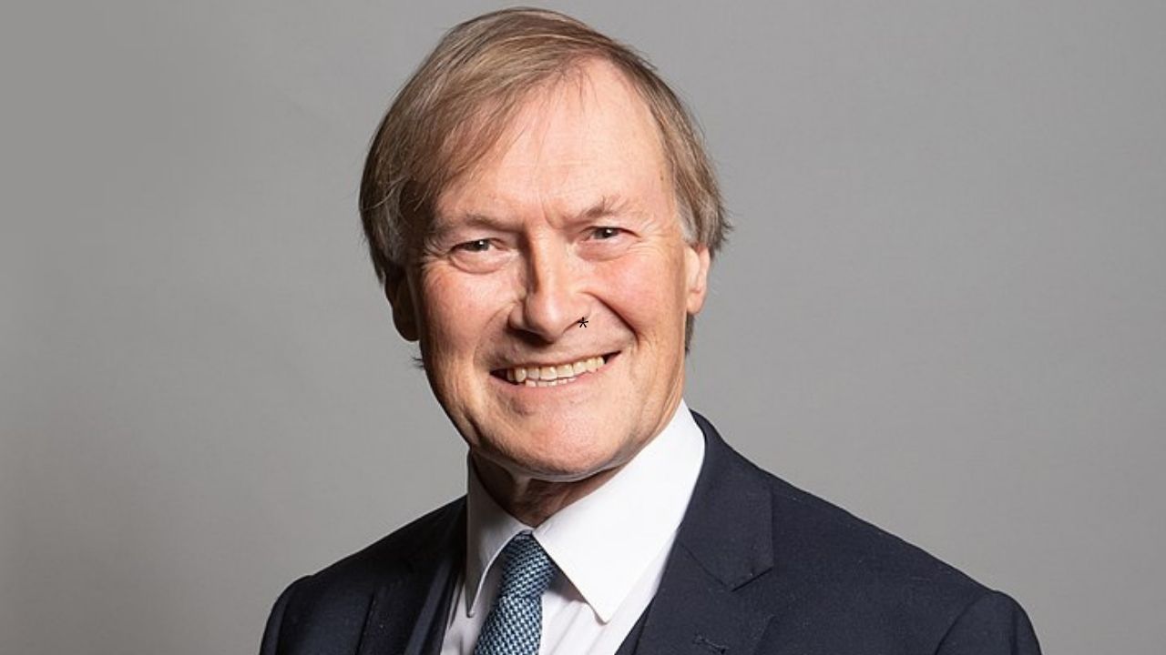 David Amess il parlamentare ucciso in una chiesa. Chi è