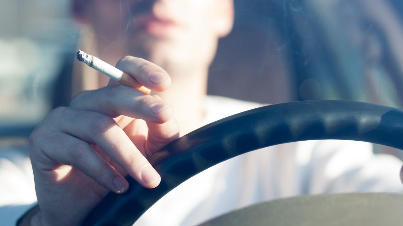 divieto di fumo alla guida e stretta sui monopattini: novità del dl infrastrutture