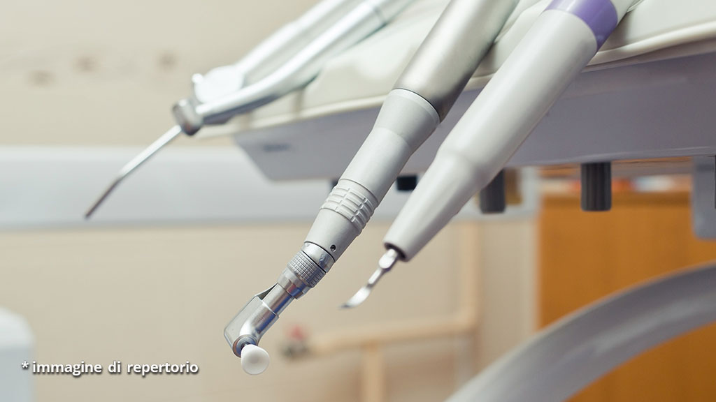 esplosione in studio dentistico