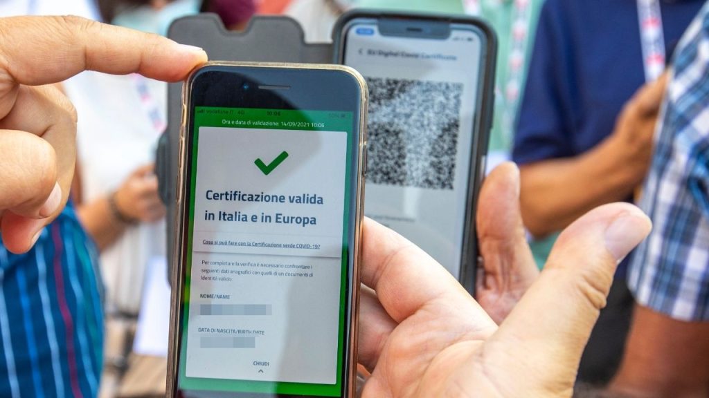 Green Pass, boom di certificati di malattia nel primo giorno di obbligo sul lavoro: i dati dell’Inps Green Pass, boom di certificati di malattia nel primo giorno di obbligo sul lavoro: i dati dell’Inps