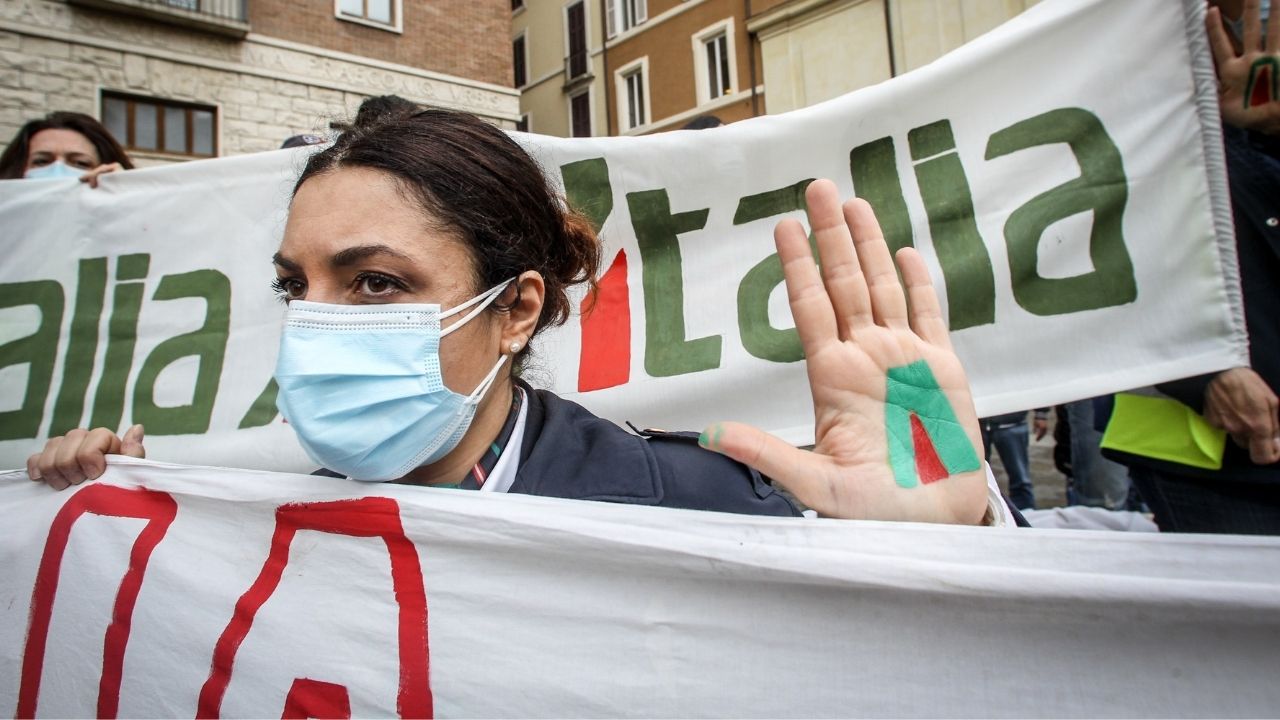 hostess alitalia si spogliano per protesta