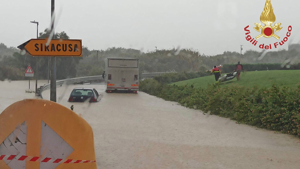 Uragano Catania, la città si barrica in attesa della tempesta. Venti fino a 100km/h, allerta massima
