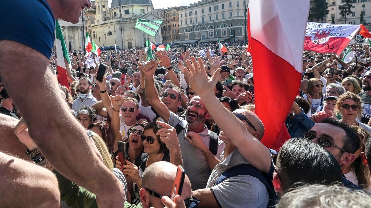 Corteo No Green Pass a Roma arriva a Palazzo Chigi