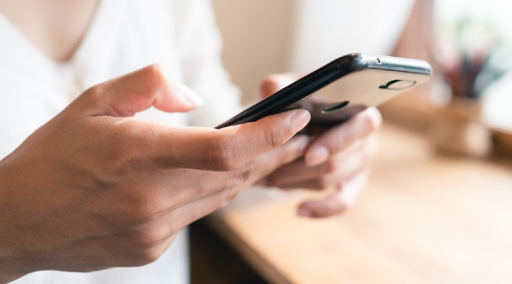 microfono smartphone sempre acceso: l'indagine