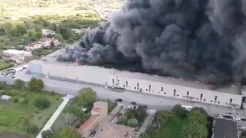 nube tossica dopo incendio ad Arpaia
