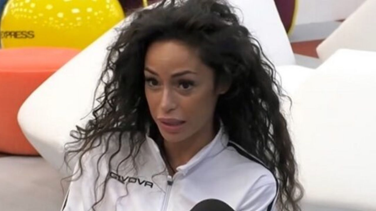 raffaella fico sorprende nicola pisu mentre pratica autoerotismo