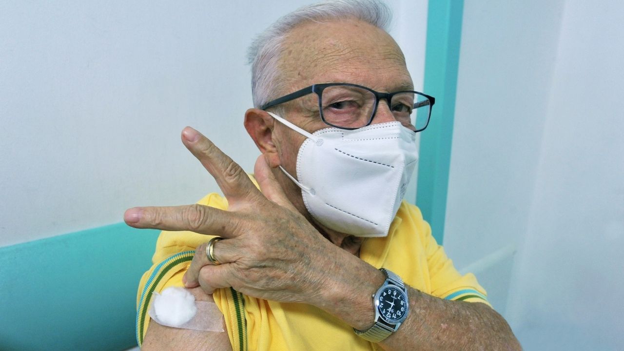 vaccino terza dose, via libera agli over 60