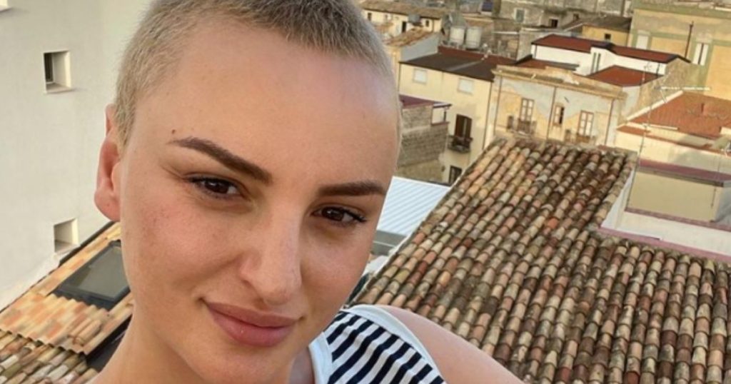 Arisa, i dettagli sulla storia d’amore con l’ex Andrea Di Carlo con lei sul set di Ballando con le stelle Arisa, i dettagli sulla storia d’amore con l’ex Andrea Di Carlo con lei sul set di Ballando con le stelle
