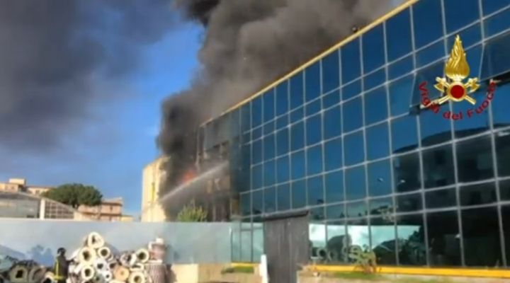 Incendio in un deposito ad Arzano: colonna di fumo nero su Napoli. Le immagini delle fiamme