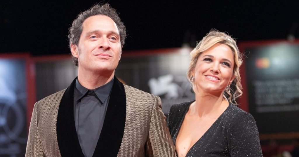 Claudio Santamaria e l’amore per Francesca Barra, l’attore rivela: “Ballò con me il suo primo lento” Claudio Santamaria e l’amore per Francesca Barra, l’attore rivela: “Ballò con me il suo primo lento”