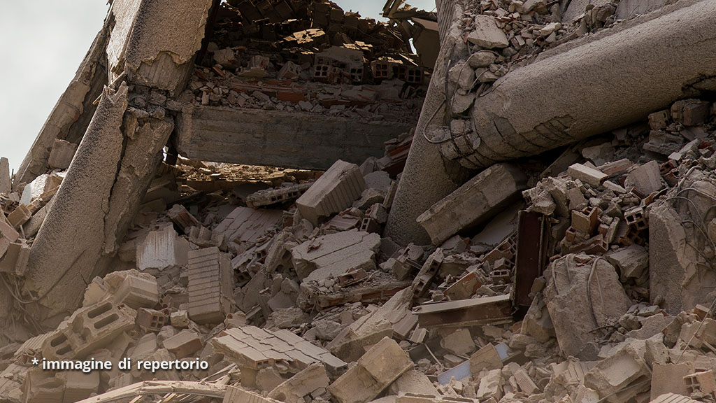 crolla palazzina a Caserta