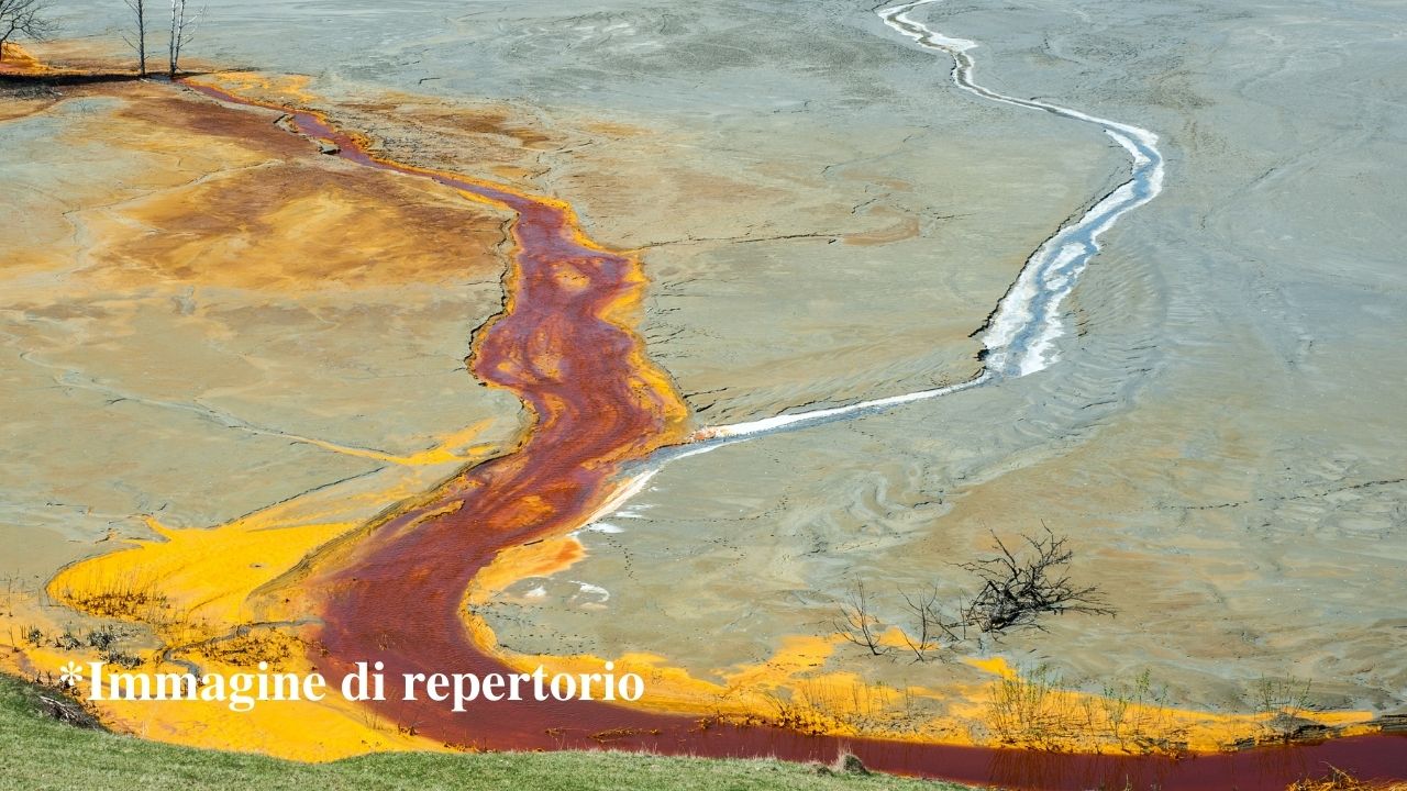Rifiuti chimici, in Argentina il solfito di sodio colora di rosa le acque della laguna di Corfo