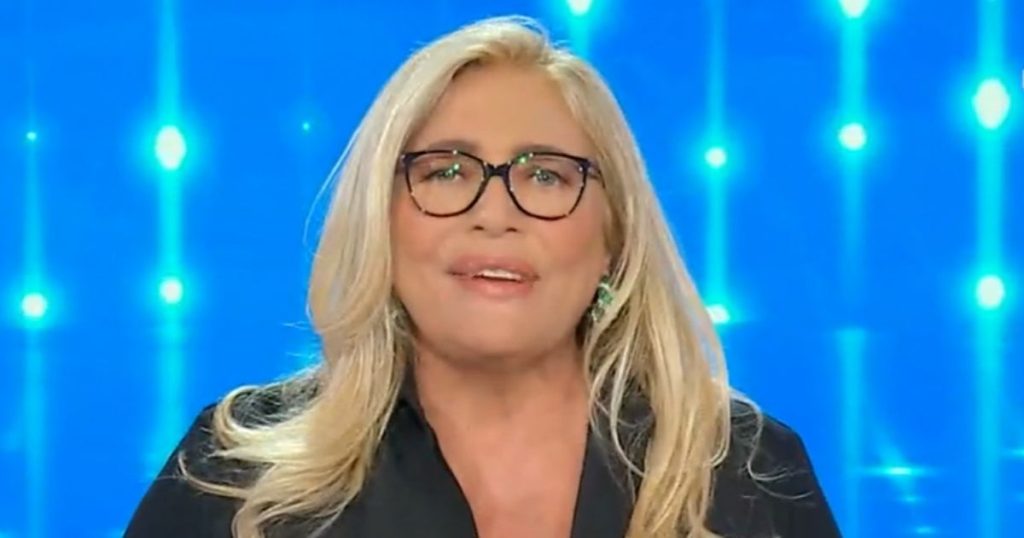 Mara Venier torna alla conduzione di Domenica In dopo la caduta: “Poteva andare peggio ma sono ancora qua”