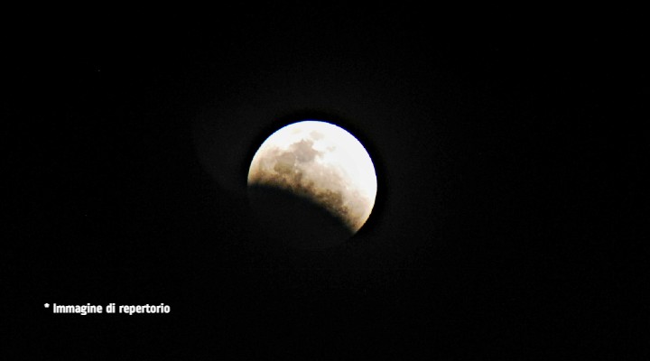 microluna eclissi più lunga del secolo