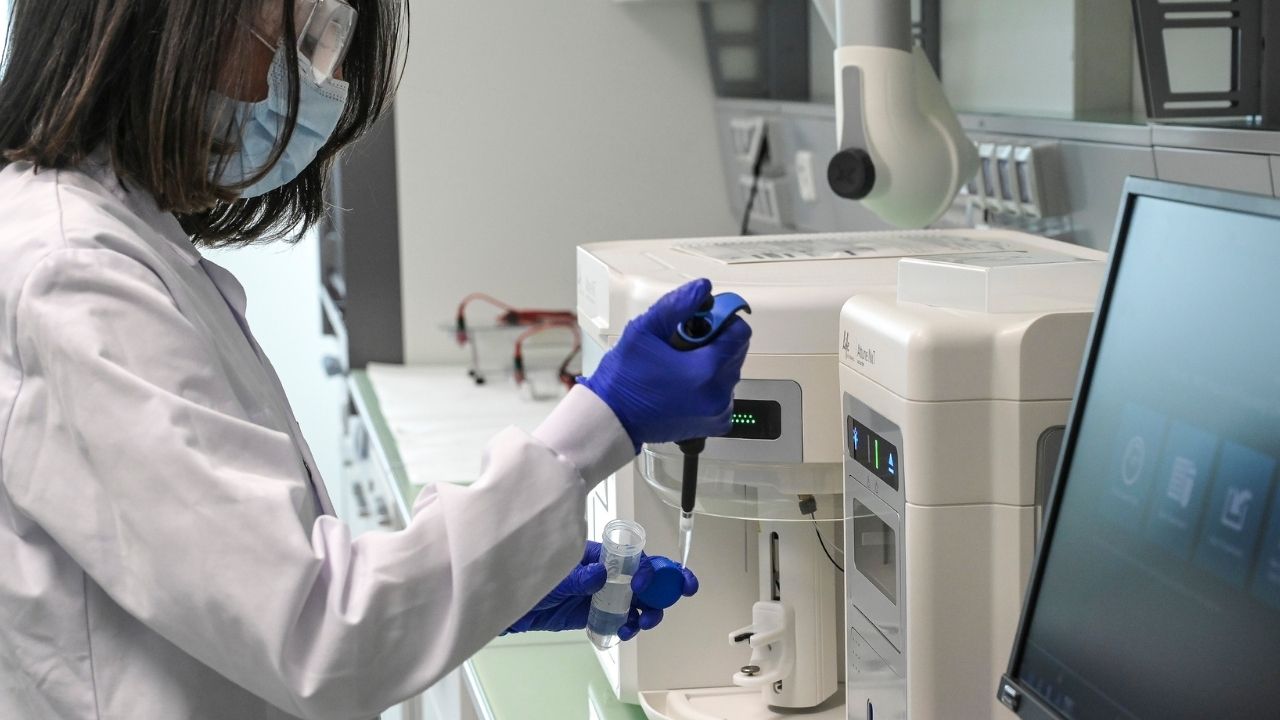 ricercatrice in laboratorio