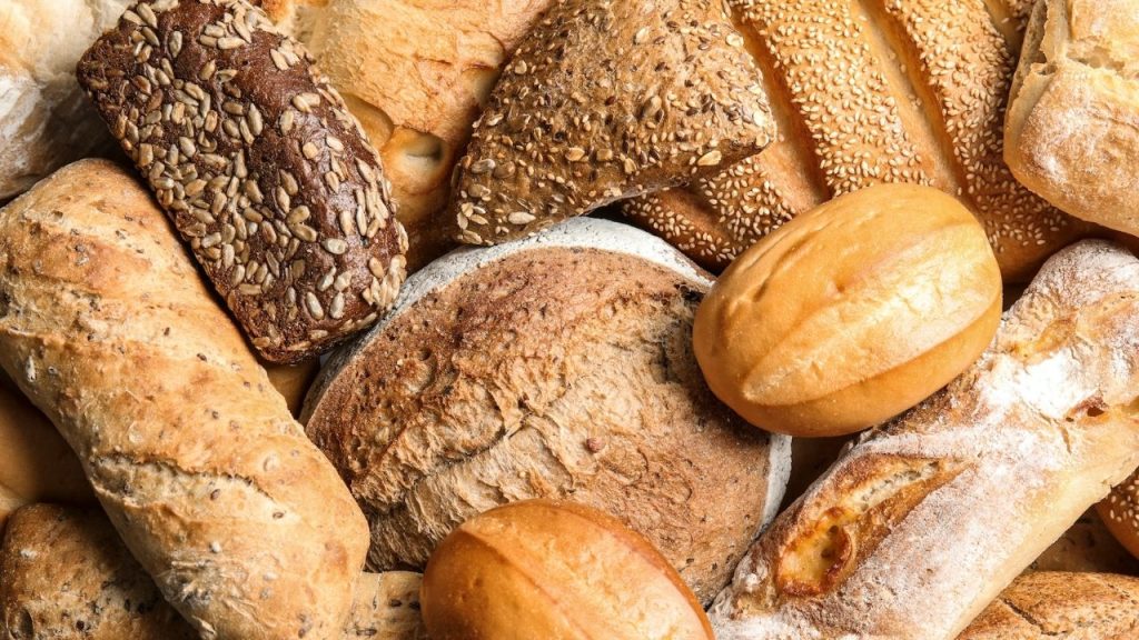 caro bollette, aumentano anche pane e pasta