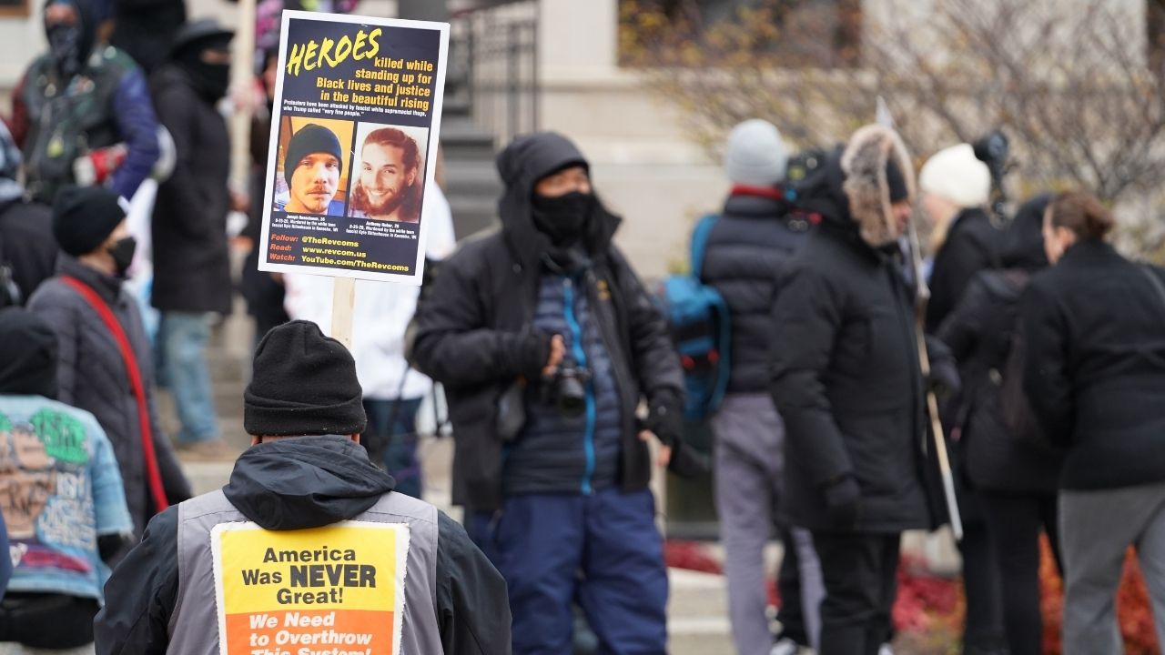 manifestanti per la sentenza di Kyle Rittenhouse