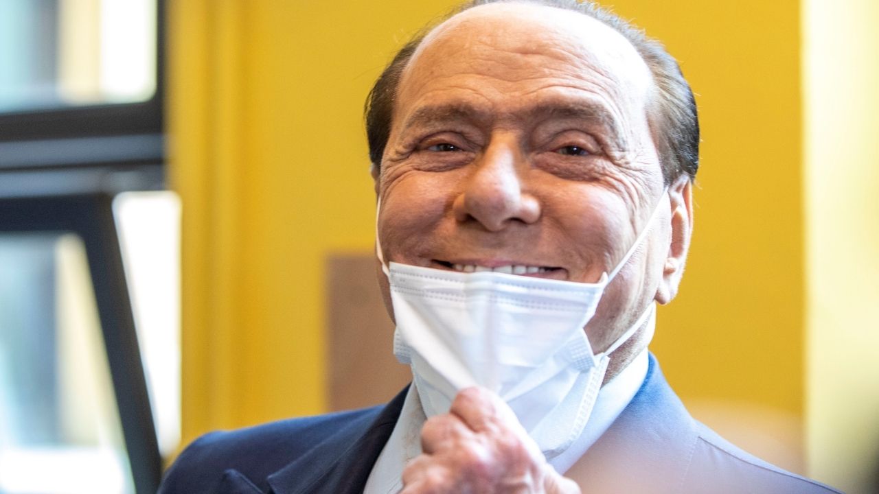 silvio berlusconi mascherina