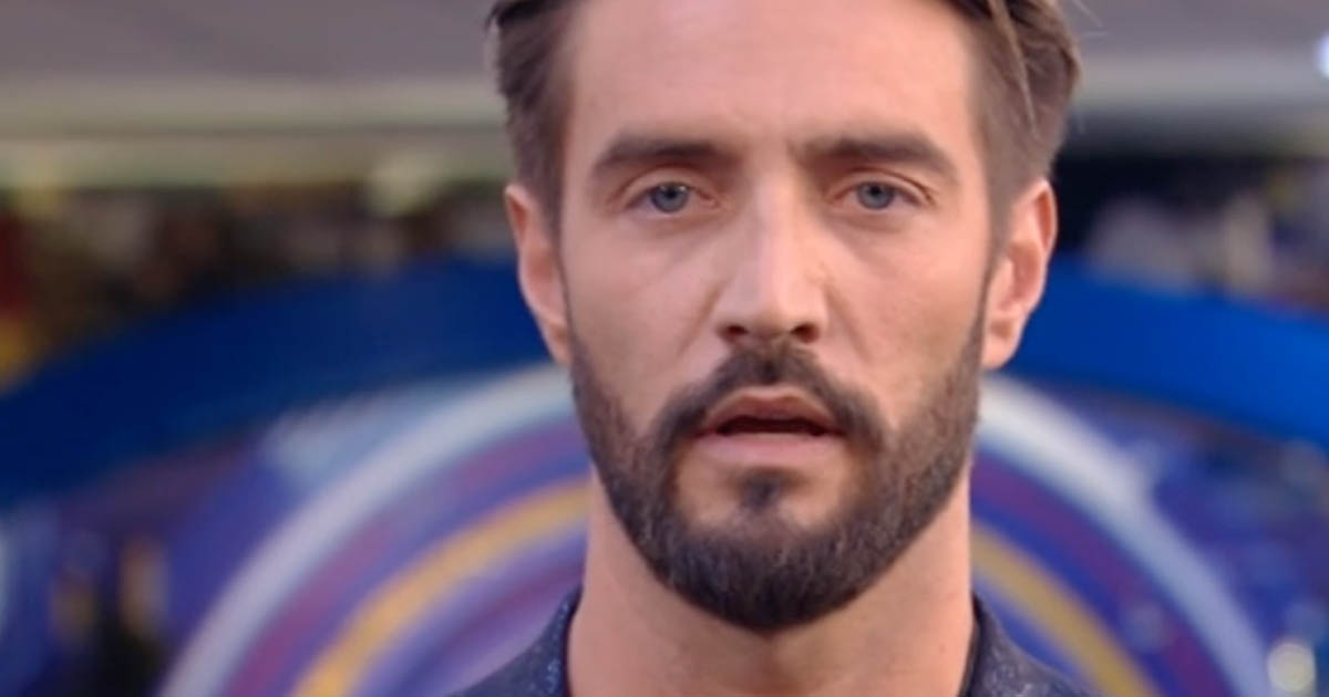 Alex Belli tocca il seno a Soleil