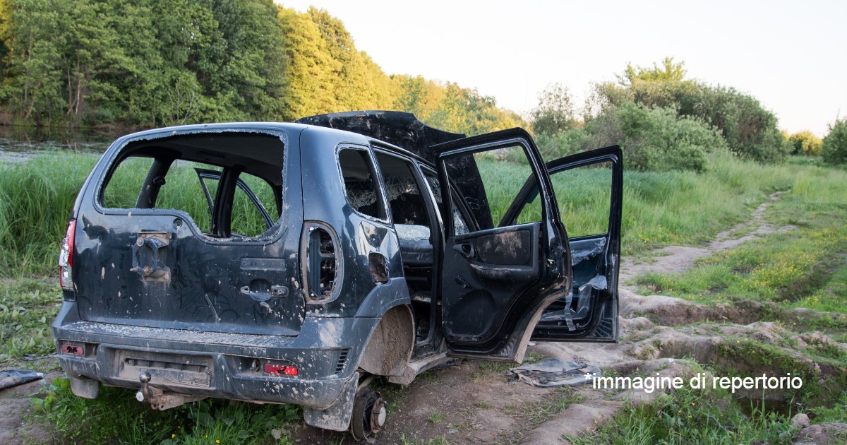 Auto rubata e vandalizzata: una famiglia di rifugiati riceve numerose donazioni dopo il furto